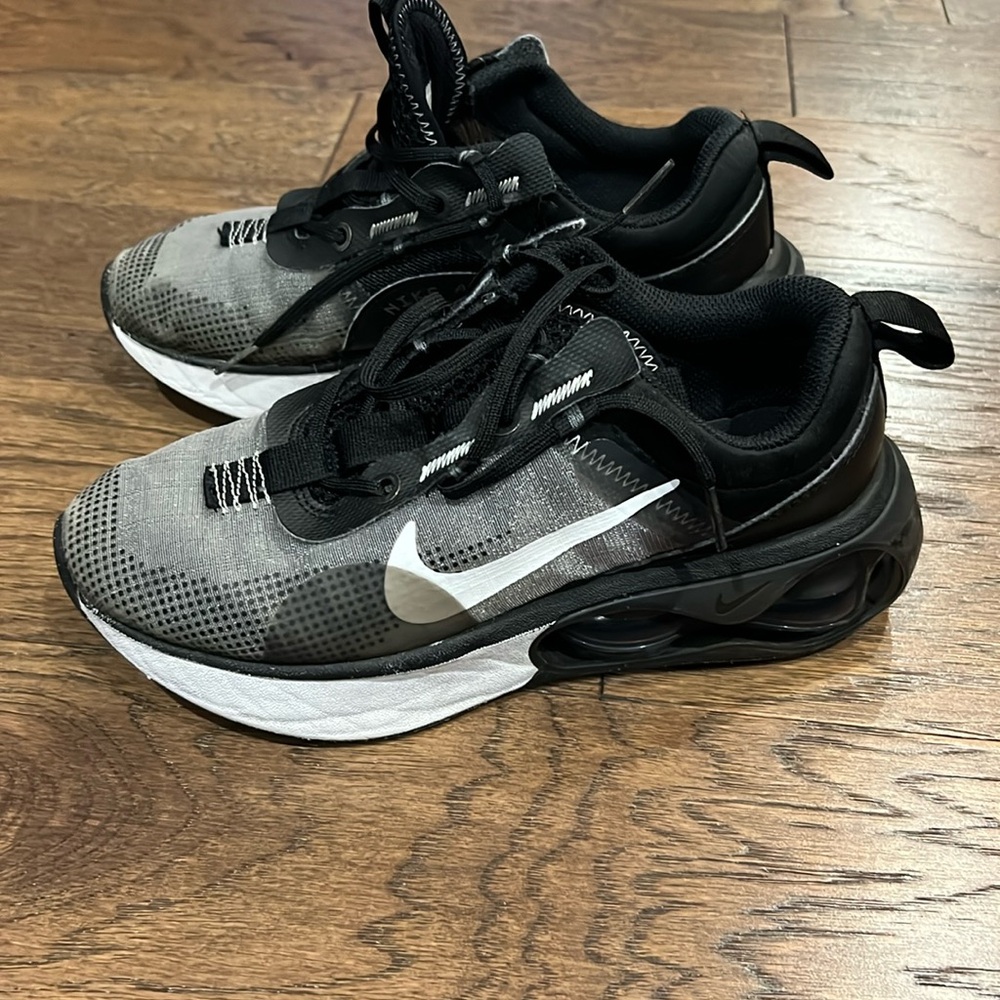 Boys Nike tennis shoes size 4 in good condition!